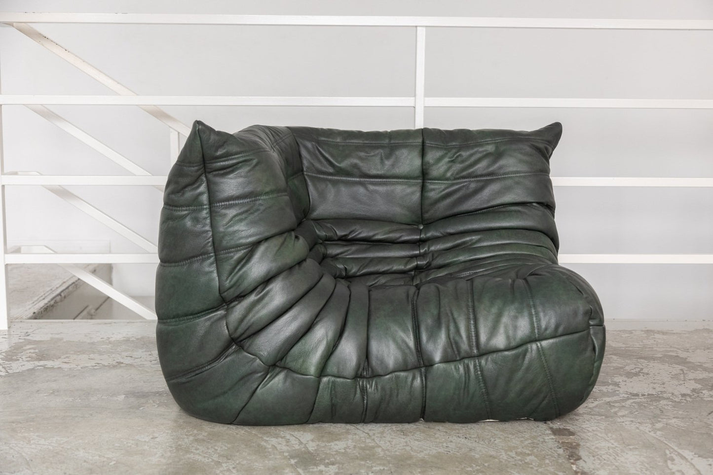 TOGO 小型ソファ - アームレストなしの2人掛けレザーソファ