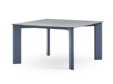 PLINTO LOW - Square aluminium and wood garden table by Varaschin