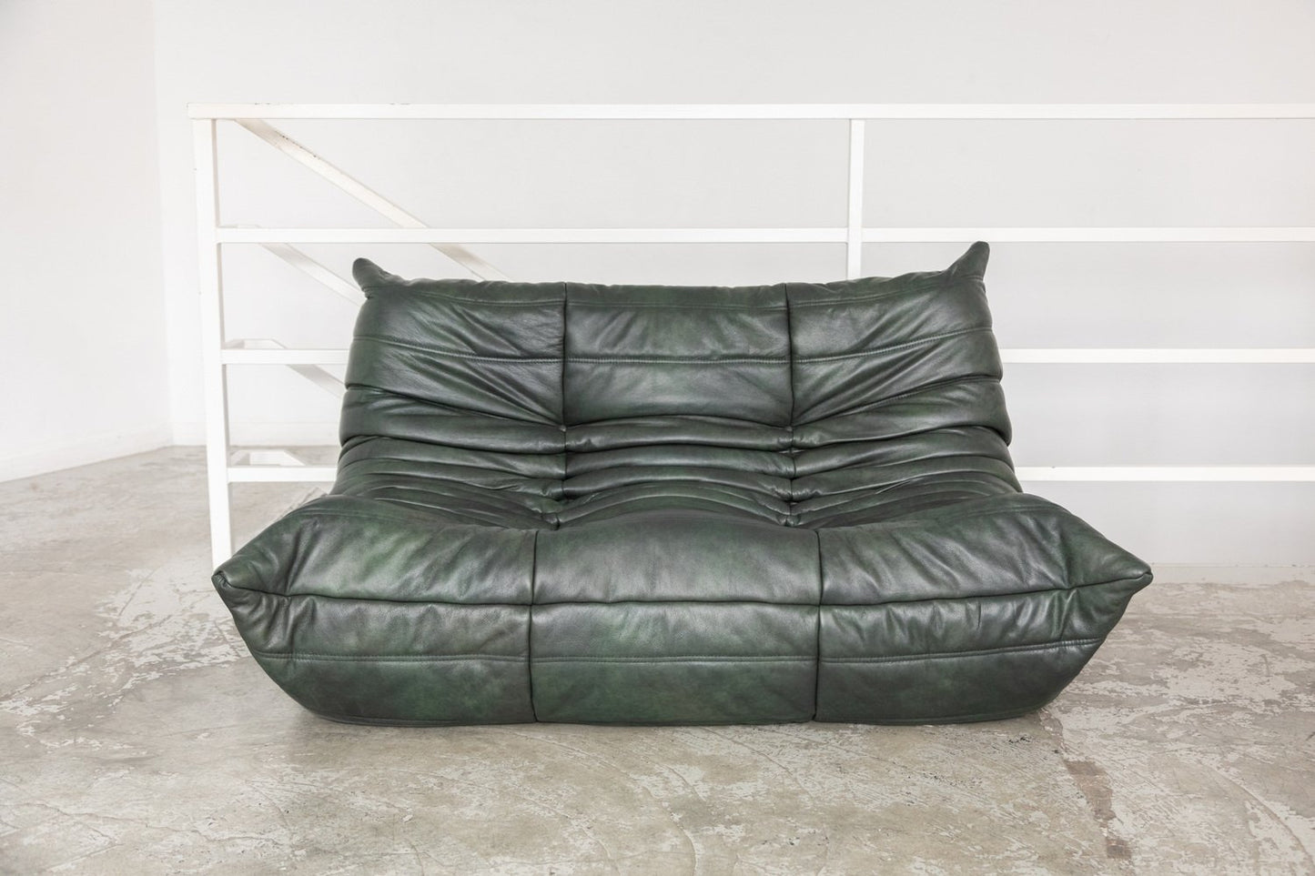 TOGO 小型ソファ - アームレストなしの2人掛けレザーソファ