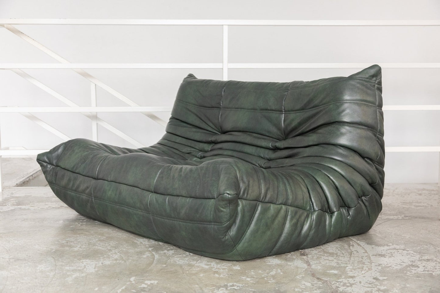 TOGO 小型ソファ - アームレストなしの2人掛けレザーソファ