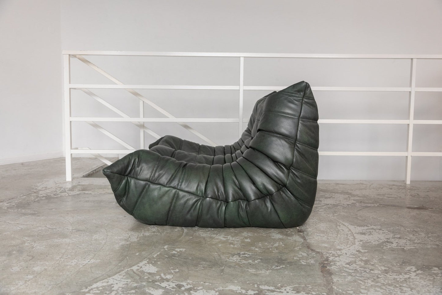 TOGO 小型ソファ - アームレストなしの2人掛けレザーソファ