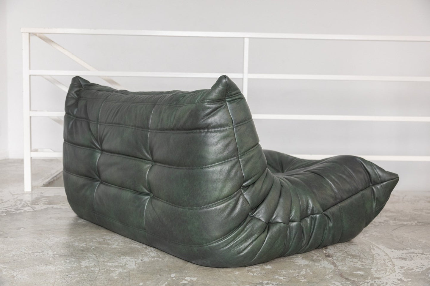 TOGO 小型ソファ - アームレストなしの2人掛けレザーソファ