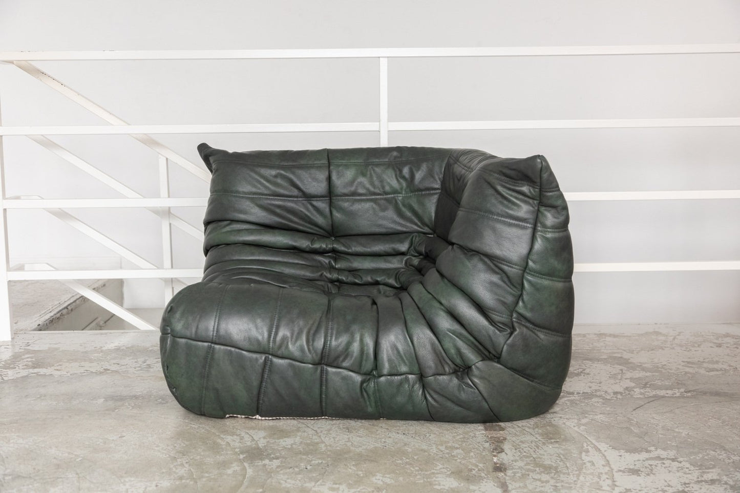 TOGO 小型ソファ - アームレストなしの2人掛けレザーソファ