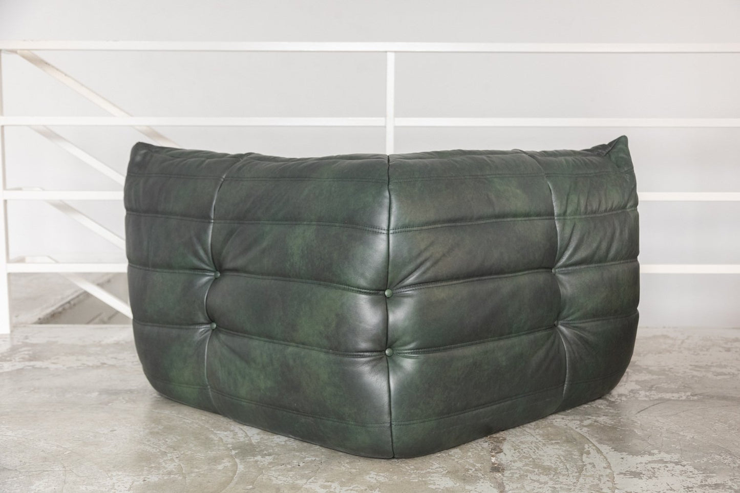 TOGO 小型ソファ - アームレストなしの2人掛けレザーソファ