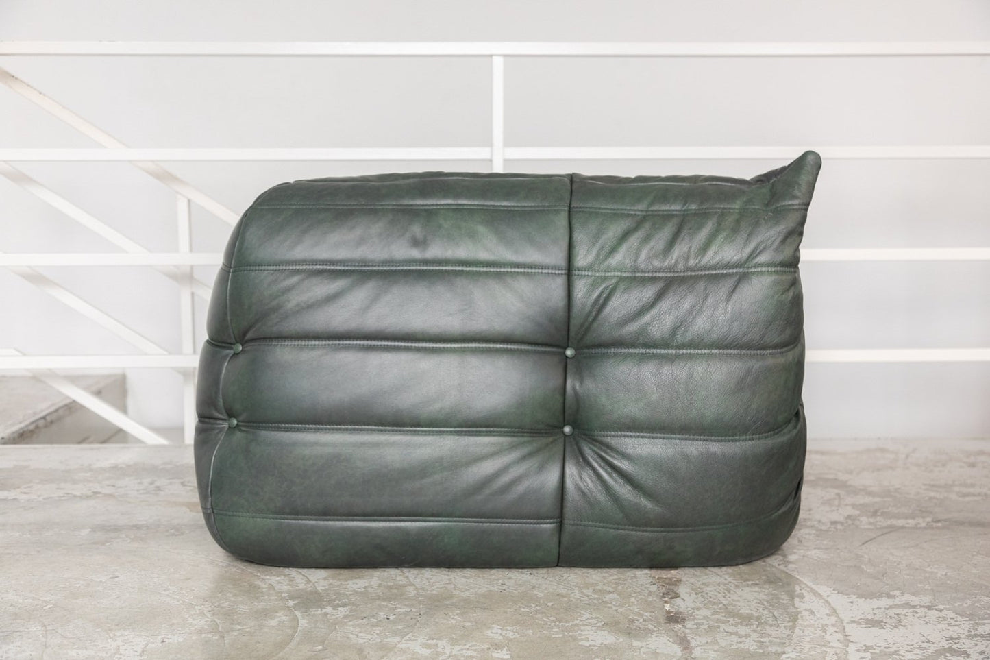 TOGO 小型ソファ - アームレストなしの2人掛けレザーソファ