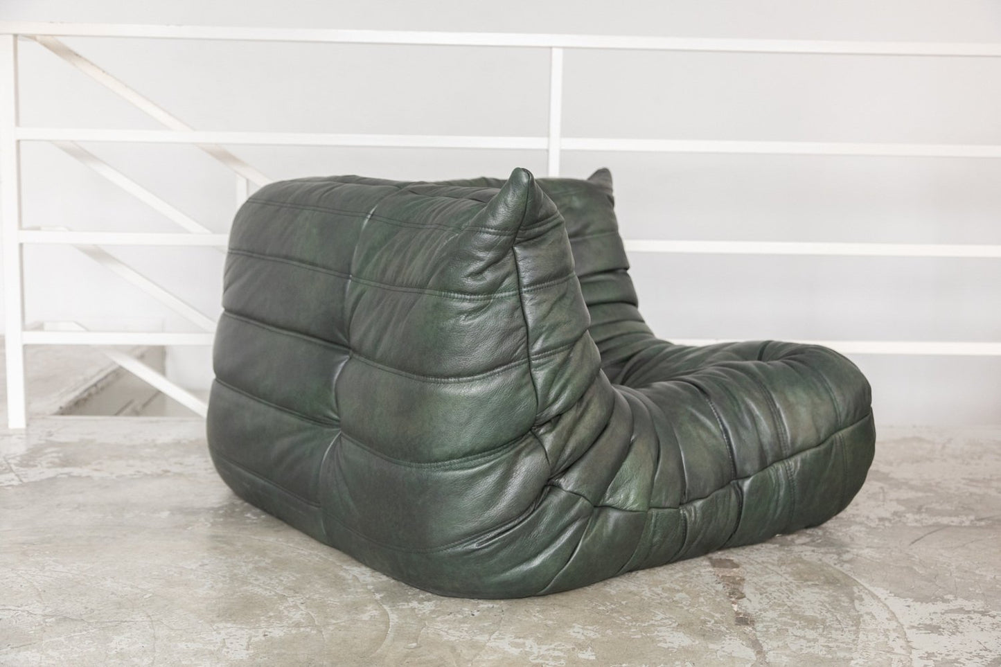 TOGO 小型ソファ - アームレストなしの2人掛けレザーソファ