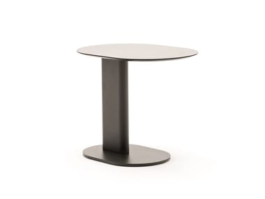 PLINTO - Oval aluminium side table by Varaschin