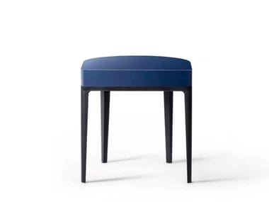 VIC - Solid wood bedside table by Lema