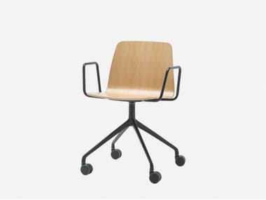 VARYA WOOD - Trestle-based oak office chair with castors with armrests by Inclass